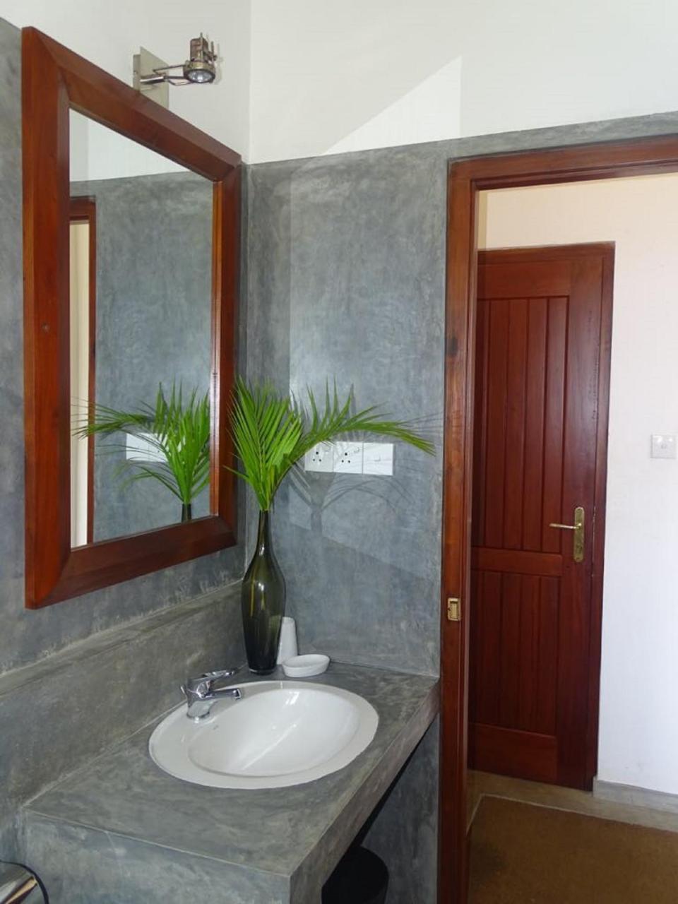 Jasmine Garden Beach Guest House Хиккадува Экстерьер фото